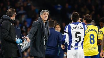 SAN SEBASTIÁN, 15/12/2024.- El entrenador de la Real Sociedad Imanol Alguacil (2i) durante el partido de la jornada 17 de LaLiga que Real Sociedad y UD Las Palmas disputan este domingo en el Reale Arena. EFE/Javier Etxezarreta