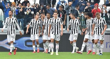 Turin (Italy), 26/09/2021.- Juventus'Äô Paulo Dybala (2L) celebrates scoring the opening goal during the Italian Serie A soccer match Juventus FC vs UC Sampdoria at Allianz Stadium in Turin, Italy, 26 September 2021. (Abierto, Italia, Estados Unidos) EFE/