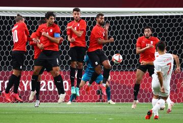 Marco Asensio dispara a portería de un tiro libre