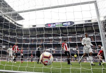 El jugador del Real Madrid Benzema marca el 2-0 al Athletic Club. 