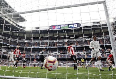 El jugador del Real Madrid Benzema marca el 2-0 al Athletic Club. 