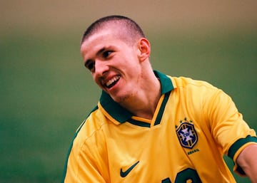 Oswaldo Giroldo J迆nior, m芍s conocido como Juninho Paulista, estuvo presente en la Copa del Mundo de F迆tbol de 2002 celebrada en Corea del Sur y Jap車n tras ser convocado por Luiz Felipe Scolari. Fue titular con la selecci車n brasile?a hasta octavos de final y en la final, frente a Alemania, sali車 al terreno de juego en sustituci車n por Ronaldinho.