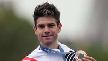 Wout van Aert muestra su medalla de bronce de la contrarreloj de los Juegos de París.