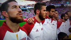 La supuesta peineta de Piqué durante el himno.