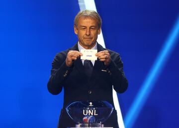 Jurgen Klinsmann con la papeleta de España.