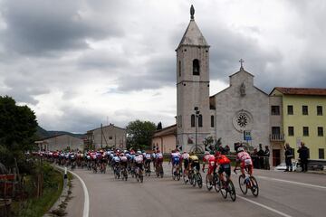 El pelotón en la sexta etapa entre Cassino y San Giovanni Rotondo.