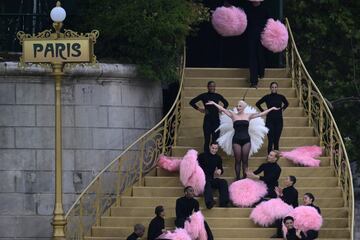 Lady Gaga y su actuación de cabaret francés. La superestrella estadounidense realiza un show entre plumas negras y rosas.