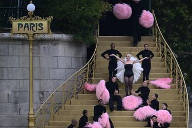 Lady Gaga y su actuacin de cabaret francs. La superestrella estadounidense realiza un show entre plumas negras y rosas.
