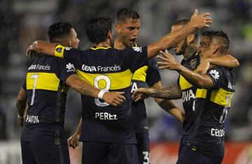 Boca Juniors' forward Dario Benedetto (2nd-R-hidden) celebrates with teammates after scoring a goal against Velez Sarsfield during their Argentina First Divsion football match at Jose Amalfitani stadium in Buenos Aires, on April 9, 2017. / AFP PHOTO / ALEJANDRO PAGNI