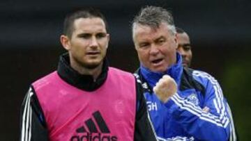 <b>FA CUP.</b> Guus Hiddink charla con Lampard durante el último entrenamiento del Chlsea previo a la final de la Copa de Inglaterra que disputará mañana en Wembley ante el Everton.