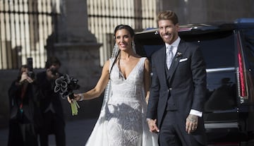 Pilar Rubio y Sergio Ramos saliendo como marido y mujer de la catedral de Sevilla.