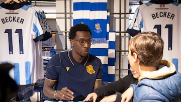 SAN SEBASTIÁN, 18/01/2024.- El atacante neerlandés Sheraldo Becker firma autógrafos este jueves durante su presentación como nuevo jugador de la Real Sociedad, tras llegar a un acuerdo de traspaso con el FC Union Berlin. EFE/Javier Etxezarreta
