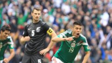 Peralta celebra uno de los goles de M&eacute;xico.