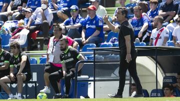 Quique dirige a su equipo durante el &uacute;ltimo partido del Getafe en el Coliseum frente al Rayo Vallecano.