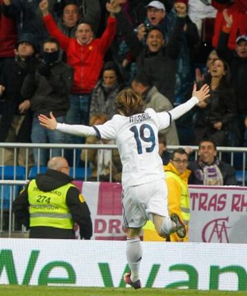 His first goal in white came on November 3 against Real Zaragoza. It was a left-footed strike inside the box, which made the scoreline 4-0.