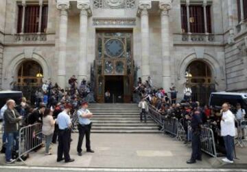 Los medios de comunicación esperan la llegada de Messi. 