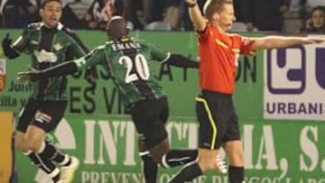 <b>GRAVE ERROR. </b>Hernández Hernández anula el gol de Jorge Molina ante la sorpresa del delantero.