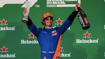 Carlos Sainz celebra su tercera posici&oacute;n en el GP de Brasil.