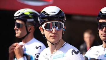 El ciclista del Movistar Pelayo Sánchez, antes de una carrera con el equipo