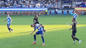 Javi Dom&iacute;nguez pugna con un jugador visitante por un bal&oacute;n a&eacute;reo en el CF Talavera-UD Sanse de la jornada 2 del grupo 1 de Primera RFEF.