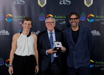 Elisa Aguilar, presidenta de FEB y Vicente Jiménez, director de Diario As con Vicente Sanchís, árbitro internacional desde 1984 dirigió la histórica semifinal entre EEUU y la URSS en los Juegos de Seúl y fue el primer español en la final de un Mundial (URSS-Yugoslavia en 1990). Asesor Técnico Arbitral de la FEB entre 1998 y 2017.