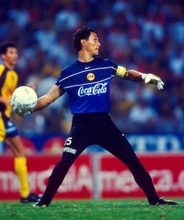 11  August 2001: Action file photo of Adolfo Rios of America during week 4 game of the 2001 winter tournament./Foto de accion de archivo de Adolfo Rios del America durante juego de la semana 4 del torneo de invierno 2001 del futbol mexicano. MEXSPORT/VICTOR STRAFFON