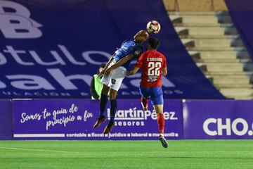 Biabiany pelea un balón dividido con Sardinero,