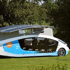 Unos estudiantes inventan un coche solar que dobla su tamaño para acampar