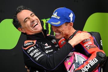 Aleix Espargaró celebra en el podio la victoria con su director técnico, Romano Albesiano. 
