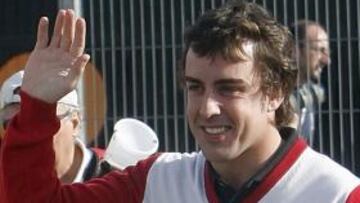 Fernando Alonso saluda a los aficionados
