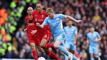 Soccer Football - Premier League - Manchester City v Liverpool - Etihad Stadium, Manchester, Britain - April 10, 2022 Liverpool's Virgil van Dijk in action with Manchester City's Kevin De Bruyne REUTERS/Phil Noble EDITORIAL USE ONLY. No use with