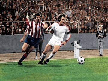 Luis Aragonés chases Franz Beckenbauer in the 1974 European Cup final.