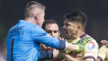 Alejandro Palacios (izquierda) y Oribe Peralta (derecha) discutieron el pasado domingo en el Olímpico Universitario.