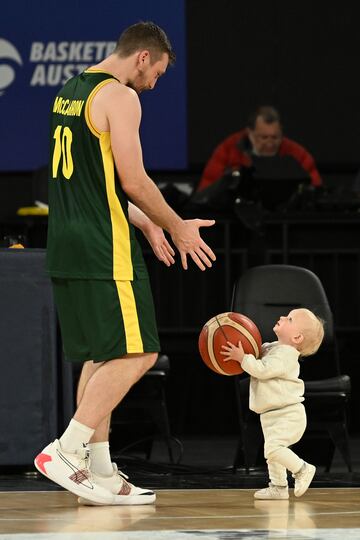 Mitchell McCarron, escolta de la selección australiana, y su hijo Oslo juegan sobre la cancha del John Cain Arena después de la victoria sobre China (71-48) en las Ventanas de clasificación para el Mundial 2023. 