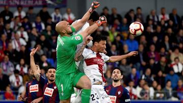 GRAF6181. HUESCA, 23/04/2019.- El centrocampista argentino del Huesca Dami&aacute;n Musto (d) salta por el bal&oacute;n con el serbio Marko Dmitrovic, portero del Eibar, durante el partido de la trig&eacute;sima cuarta jornada de Liga en Primera Divisi&oa