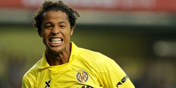 El atacante mexicano le anotó al Madrid en dos ocasiones, ambos en la temporada 2013-14. En el juego de la primera vuelta anotó en el empate 2-2. En el juego de la segunda vuelta, le anotó nuevamente, ahora de tiro libre, en la derrota 4-2 de su equipo el Valladolid.