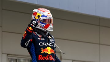 Verstappen celebra su victoria en Japón.