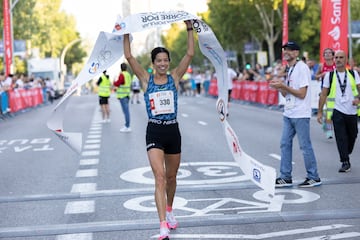 Llegada a meta de Paula Mayero Mariscal de Gante. La primera mujer en completar los 10 kilmetros de la carrera.