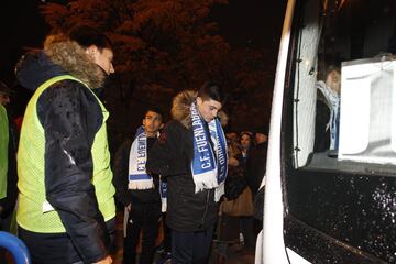 Ni la lluvia ni el frío espantaron las ilusiones de los más de 2000 seguidores del Fuenlabrada que se trasladaron en autobús hasta el Estadio Santiago Bernabéu