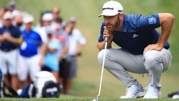 Dustin Johnson observa la bola durante la primera jornada del  Valspar Championship en el Copperhead Course del Innisbrook Resort de Palm Harbor, Florida.