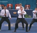 El haka en traje de los All Blacks delante de los Reyes