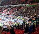 La celebración de los jugadores del Atleti con los 3.000 colchoneros en Old Trafford