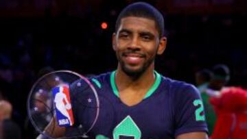 Kyrie Irving, con su trofeo de MVP.