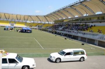 Centenares de personas llegaron al estadio para despedir a Lucio Fariña en Quillota.