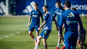 Rober, con peto blanco, durante el entrenamiento de esta mañana.