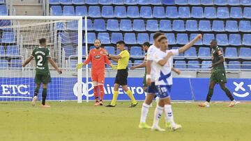 Ortiz Arias, en el momento de decretar penalti en contra del Deportivo.