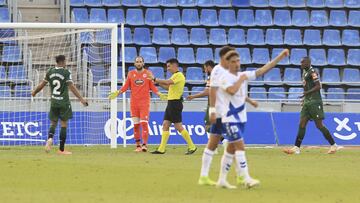 Ortiz Arias, en el momento de decretar penalti en contra del Deportivo.