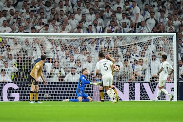 línea de fondo y pone un pase para que llegue Jude Bellingham y remate de cabeza superando a Álex Remiro.