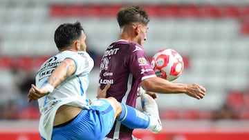 Juan Fedorco (L) of Puebla fights for the ball with Tomas Badaloni (R) of Necaxa during the 9th round match between Necaxa and Puebla as part of the Liga BBVA MX, Torneo Apertura 2025 at Victoria Stadium, on September 19, 2025 in Aguascalientes, Mexico.