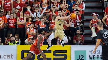 MANRESA (BARCELONA), 14/12/2025.- El base checo del Barcelona Tomas Satoransky (d) es defendido por el base belga del Baxi Manresa Retin Obasohan (i), durante el encuentro de la jornada 10 de la Liga Endesa entre el Baxi Manresa y el Barcelona, este domingo en el Pabellón Nou Congost de Manresa. EFE/Siu Wu
